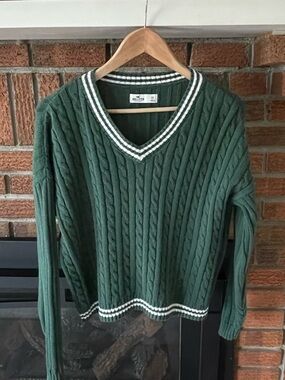 Hollister Dark Green Cable Knit V‑Neck Sweater with White Trim